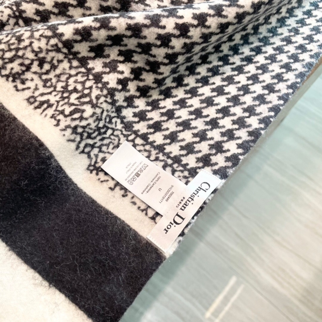 【DIOR 迪奥动物元素流苏长巾】尺寸:70×200CM材质:100%山羊绒爆款，专柜最新款式 双面羊绒