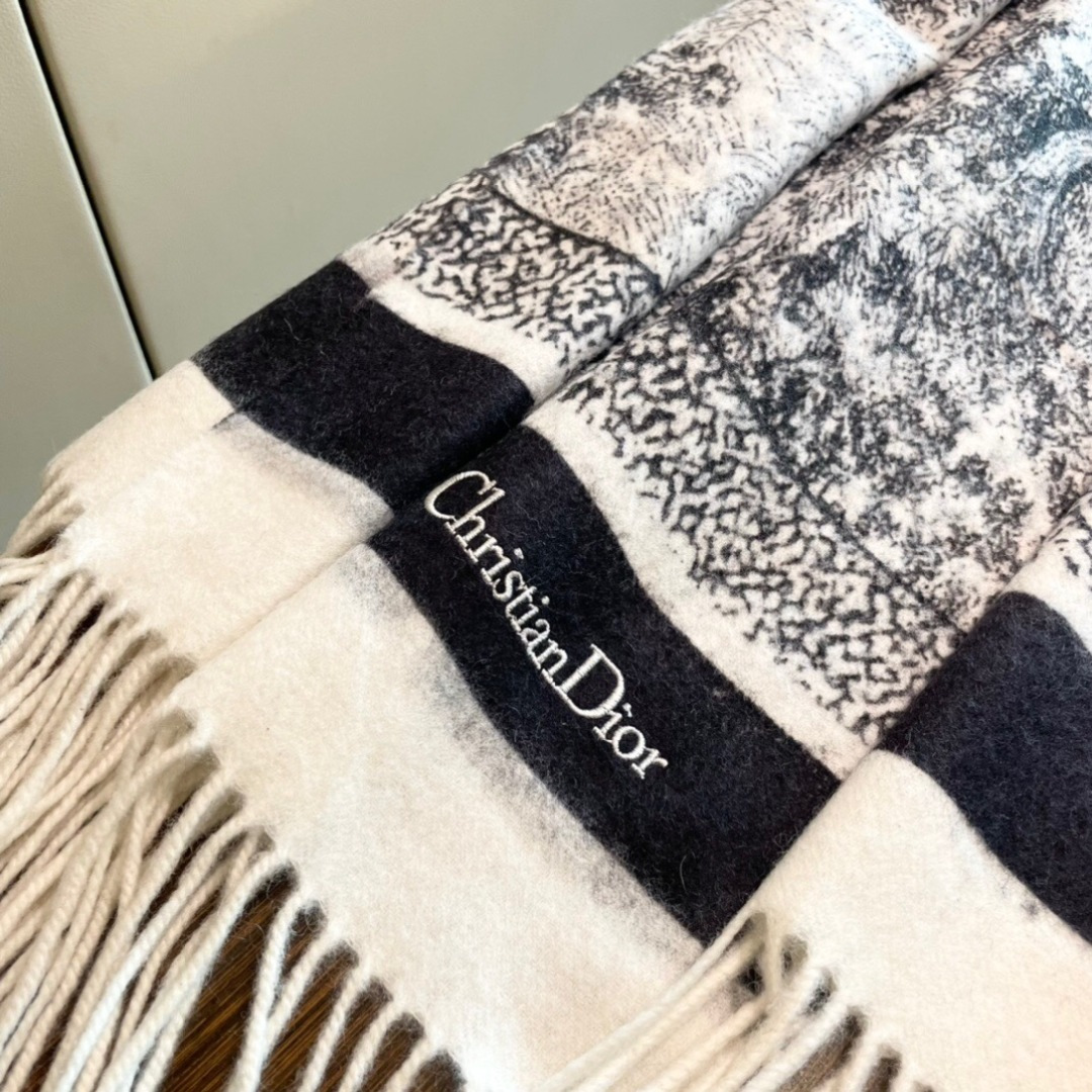 【DIOR 迪奥动物元素流苏长巾】尺寸:70×200CM材质:100%山羊绒爆款，专柜最新款式 双面羊绒