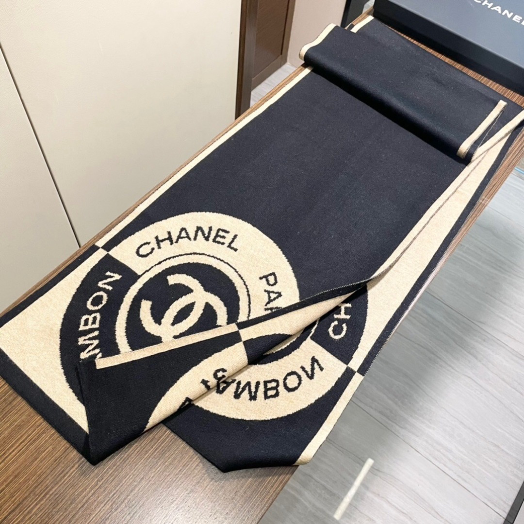 上新。香奈儿几何针织羊绒围巾💥手感好到爆👍品质一流的🎉真正的羊绒精品💥精湛绝伦的刺绣工艺和色彩搭配🎀让人