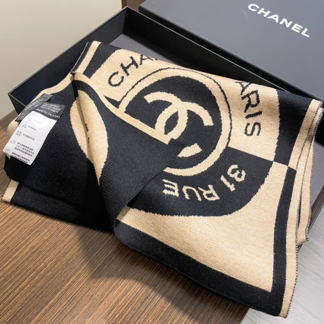 上新。香奈儿几何针织羊绒围巾💥手感好到爆👍品质一流的🎉真正的羊绒精品💥精湛绝伦的刺绣工艺和色彩搭配🎀让人