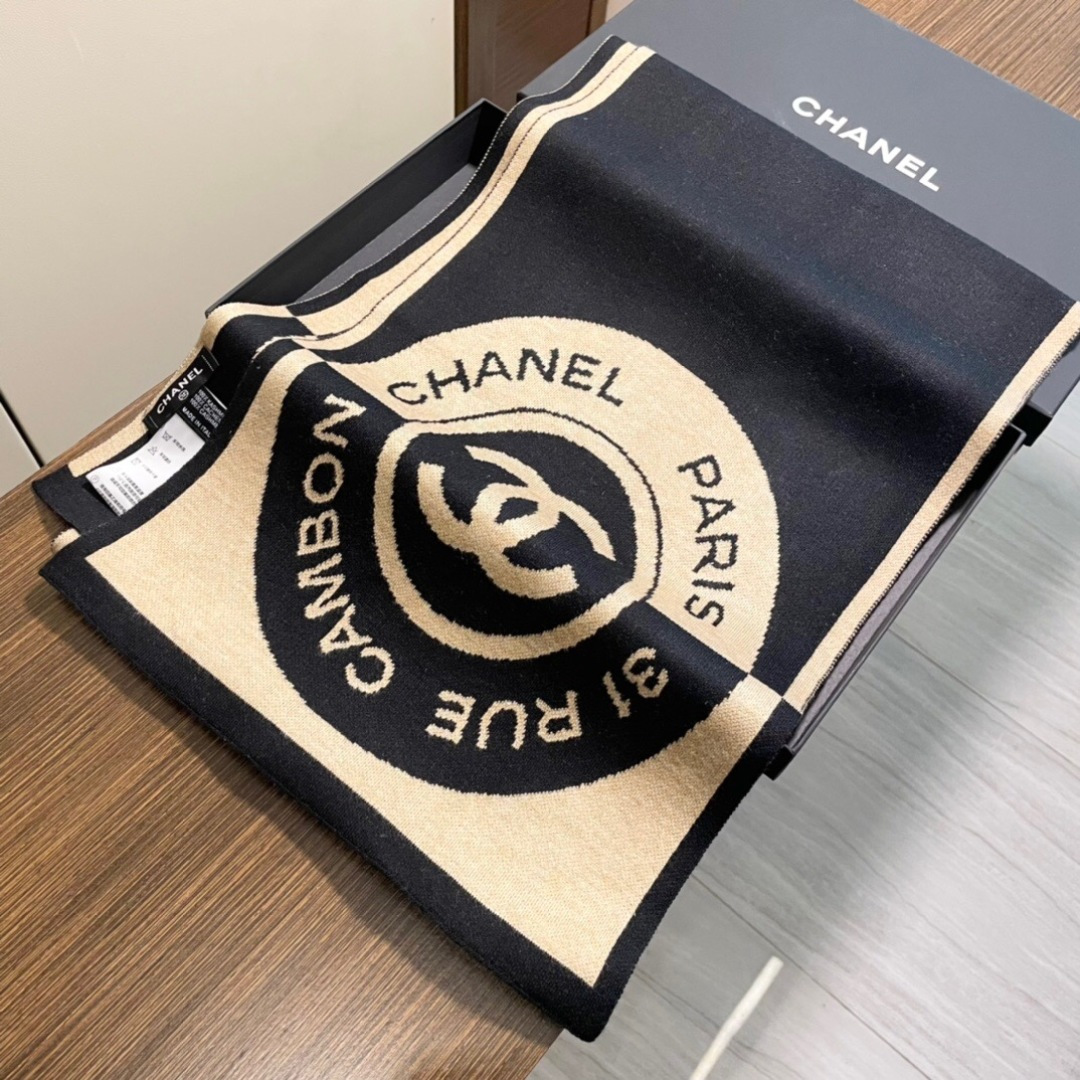 上新。香奈儿几何针织羊绒围巾💥手感好到爆👍品质一流的🎉真正的羊绒精品💥精湛绝伦的刺绣工艺和色彩搭配🎀让人