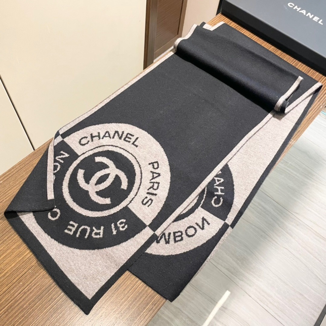 上新。香奈儿几何针织羊绒围巾💥手感好到爆👍品质一流的🎉真正的羊绒精品💥精湛绝伦的刺绣工艺和色彩搭配🎀让人