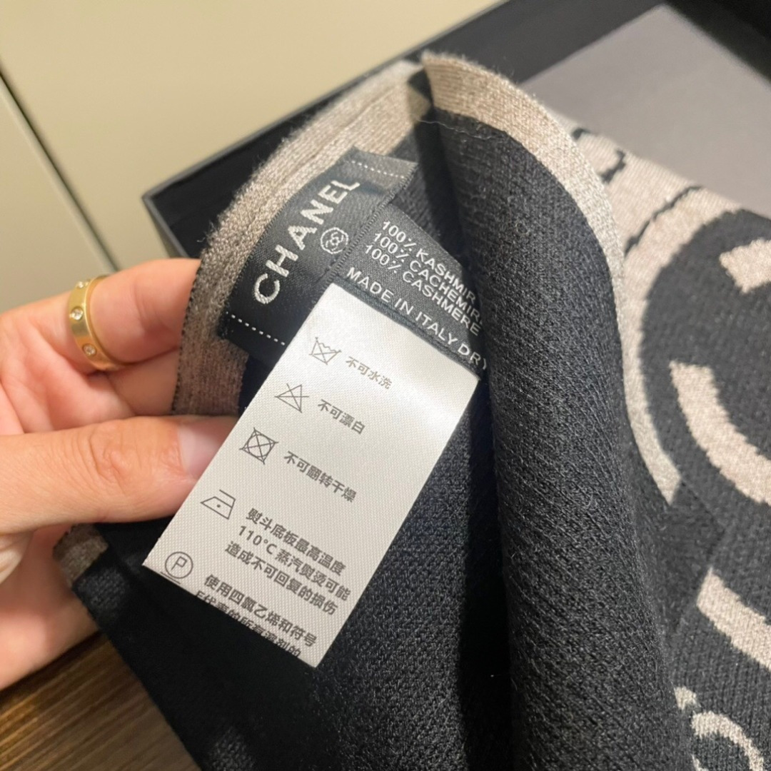 上新。香奈儿几何针织羊绒围巾💥手感好到爆👍品质一流的🎉真正的羊绒精品💥精湛绝伦的刺绣工艺和色彩搭配🎀让人