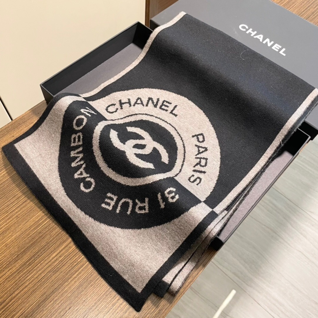 上新。香奈儿几何针织羊绒围巾💥手感好到爆👍品质一流的🎉真正的羊绒精品💥精湛绝伦的刺绣工艺和色彩搭配🎀让人