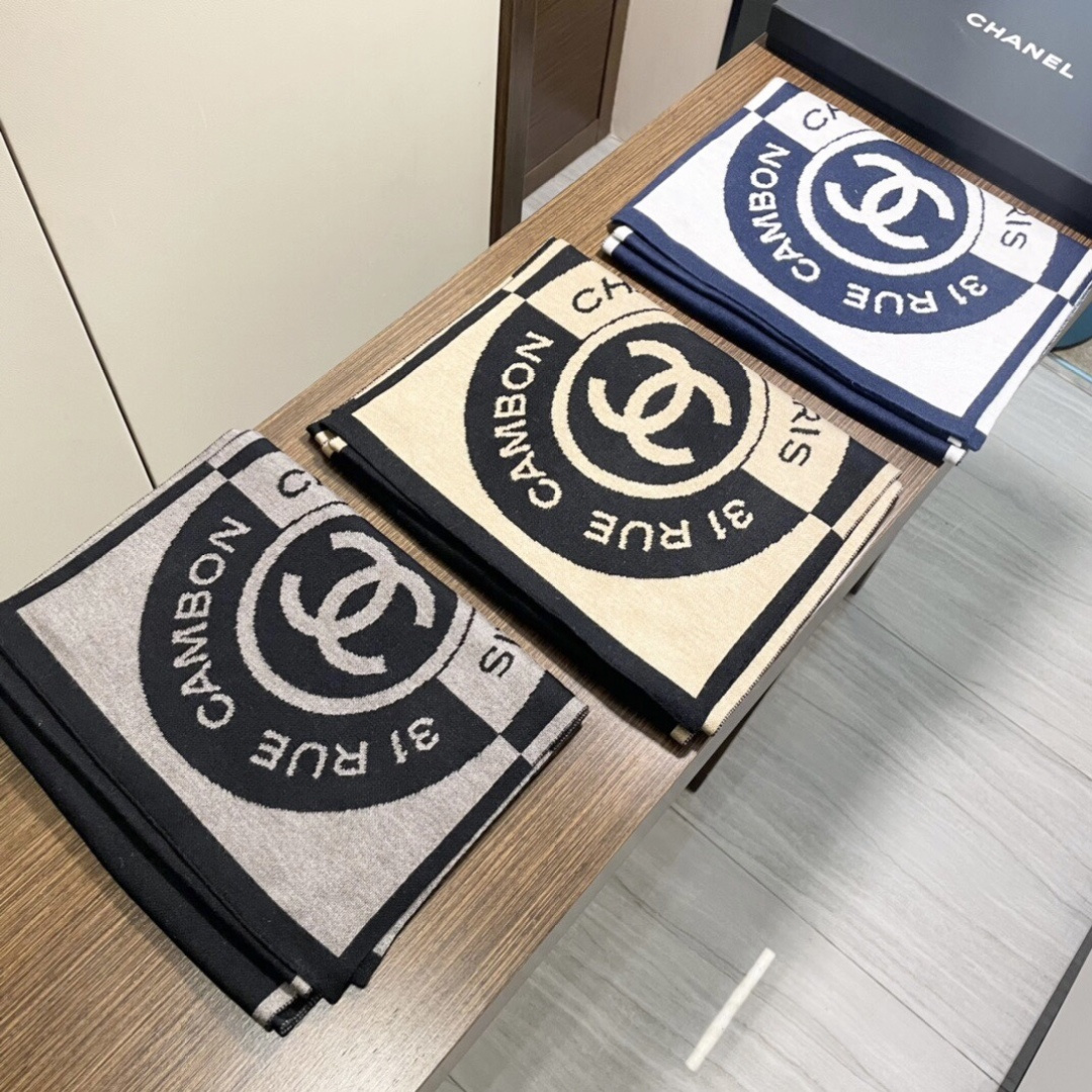 上新。香奈儿几何针织羊绒围巾💥手感好到爆👍品质一流的🎉真正的羊绒精品💥精湛绝伦的刺绣工艺和色彩搭配🎀让人