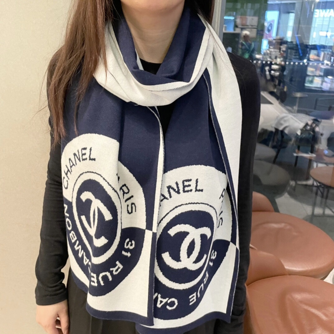 上新。香奈儿几何针织羊绒围巾💥手感好到爆👍品质一流的🎉真正的羊绒精品💥精湛绝伦的刺绣工艺和色彩搭配🎀让人