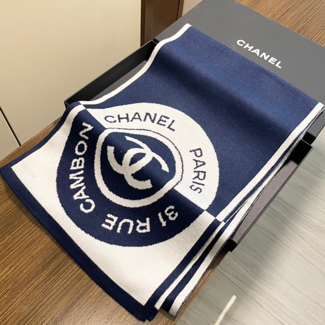 上新。香奈儿几何针织羊绒围巾💥手感好到爆👍品质一流的🎉真正的羊绒精品💥精湛绝伦的刺绣工艺和色彩搭配🎀让人