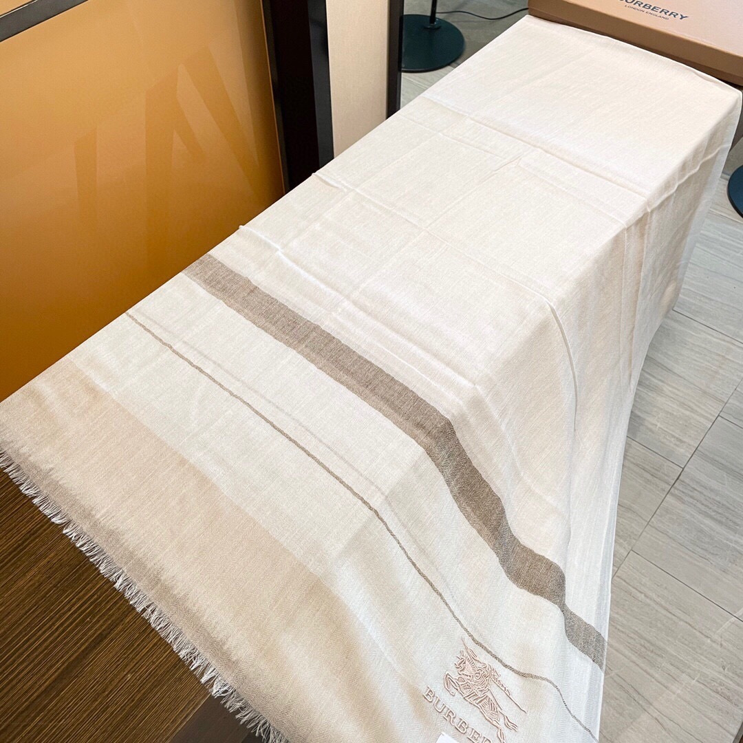 爆款到货 巴宝莉新作~美得闪闪发光❗️是进口印度的羊绒300支镶嵌进口金银丝！最适合秋冬的璀璨设计‼️面