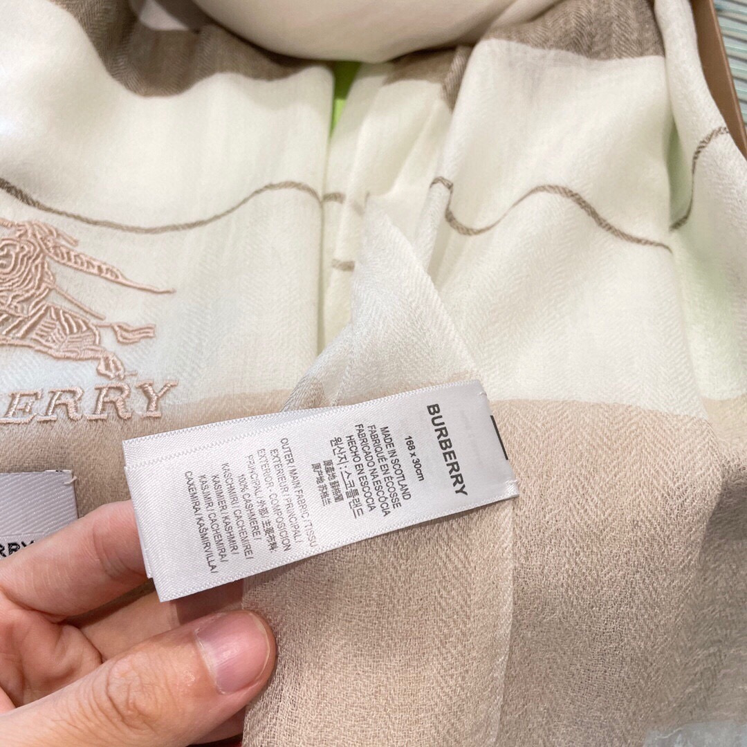 爆款到货 巴宝莉新作~美得闪闪发光❗️是进口印度的羊绒300支镶嵌进口金银丝！最适合秋冬的璀璨设计‼️面