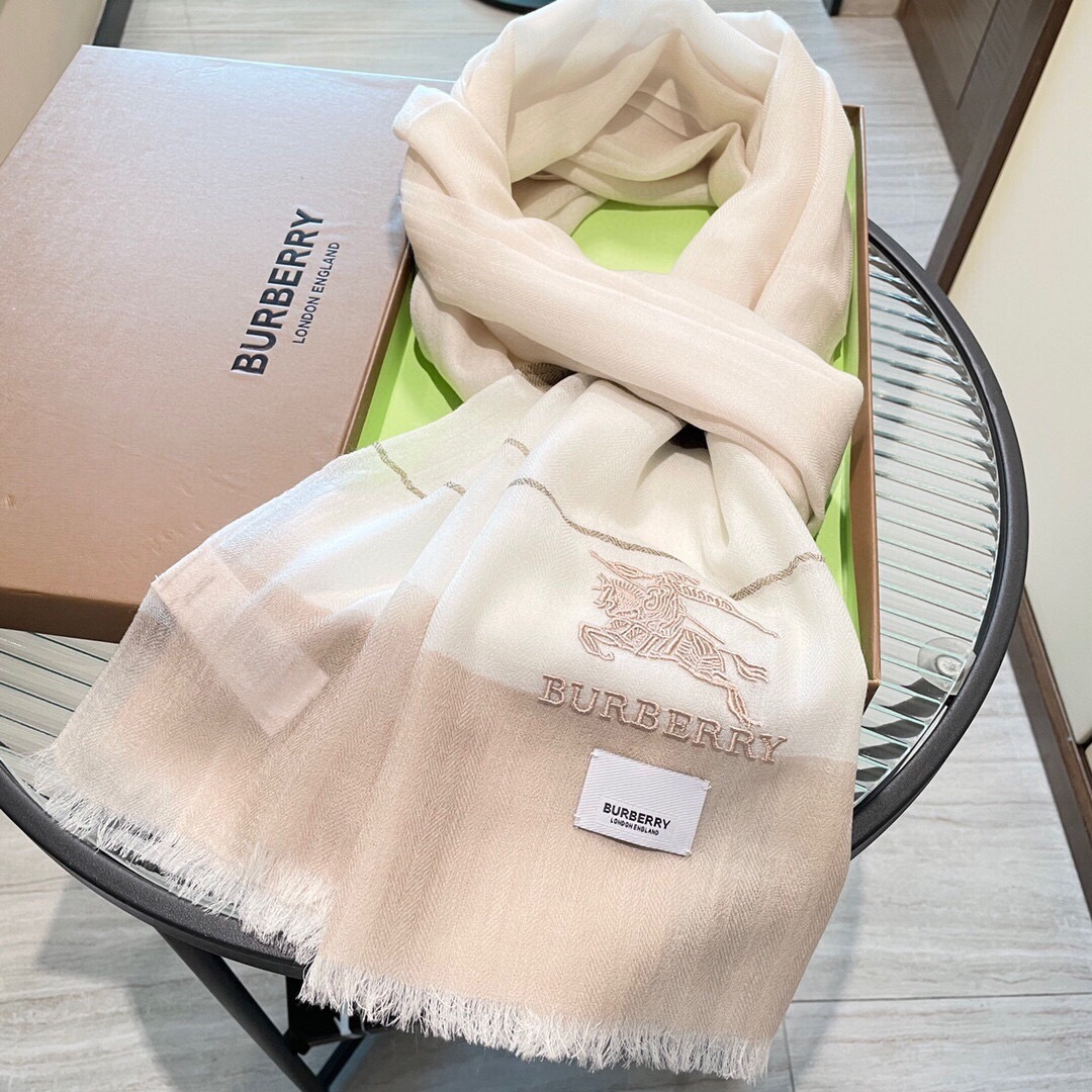 爆款到货 巴宝莉新作~美得闪闪发光❗️是进口印度的羊绒300支镶嵌进口金银丝！最适合秋冬的璀璨设计‼️面