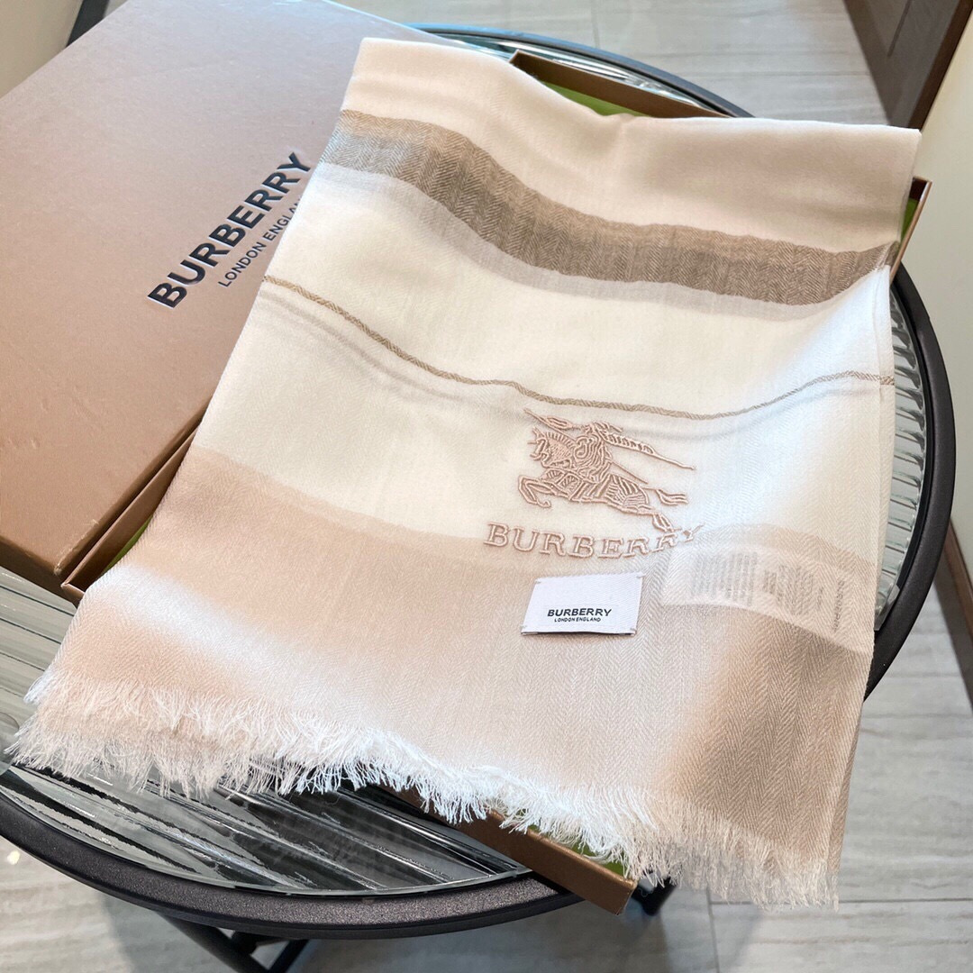 爆款到货 巴宝莉新作~美得闪闪发光❗️是进口印度的羊绒300支镶嵌进口金银丝！最适合秋冬的璀璨设计‼️面