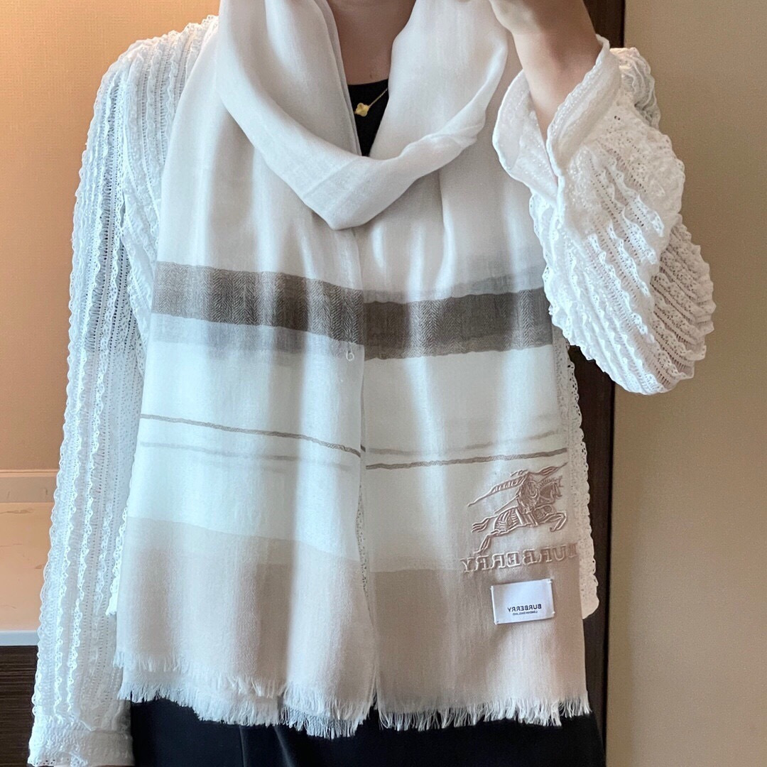 爆款到货 巴宝莉新作~美得闪闪发光❗️是进口印度的羊绒300支镶嵌进口金银丝！最适合秋冬的璀璨设计‼️面