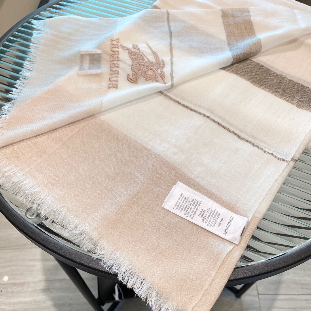 爆款到货 巴宝莉新作~美得闪闪发光❗️是进口印度的羊绒300支镶嵌进口金银丝！最适合秋冬的璀璨设计‼️面