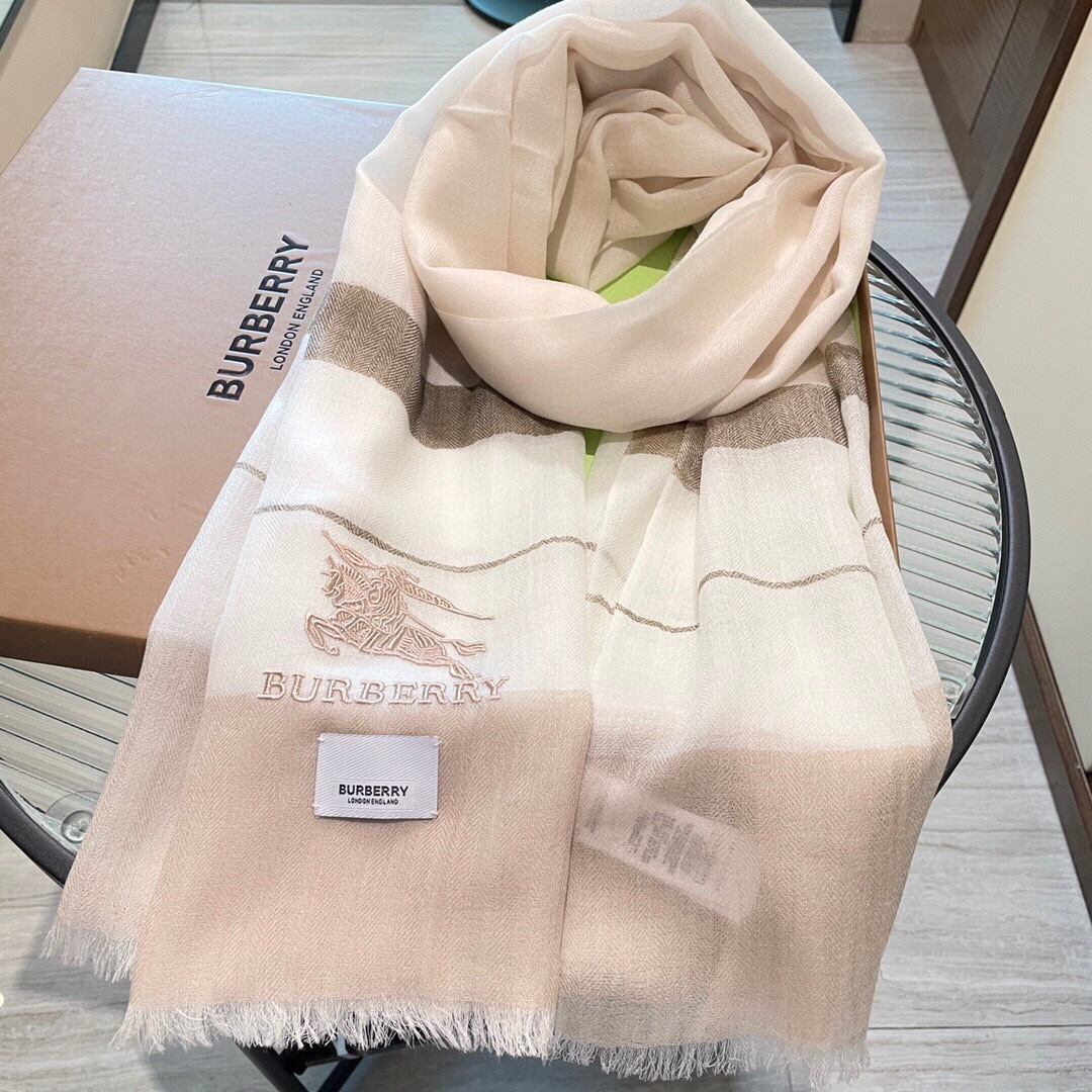 爆款到货 巴宝莉新作~美得闪闪发光❗️是进口印度的羊绒300支镶嵌进口金银丝！最适合秋冬的璀璨设计‼️面