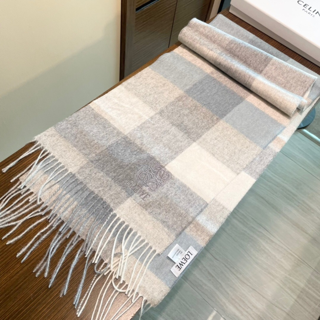 难得的高端家属福利‼️LOEWE刺绣🪡非常正的围巾~面料大爱，非常柔软细腻舒服‼️大气简约，超级好看的男