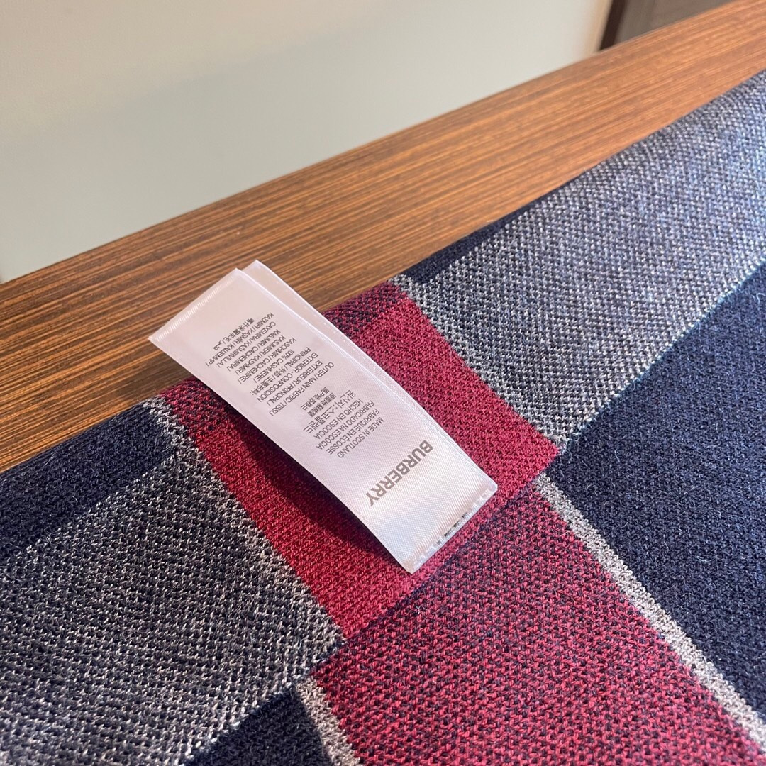 😍viP推荐👍巴宝莉专柜最新款Tb围巾【顶级羊绒围巾】。爆款哦 😘💍实物真心美 🎀针织围巾配以精美log