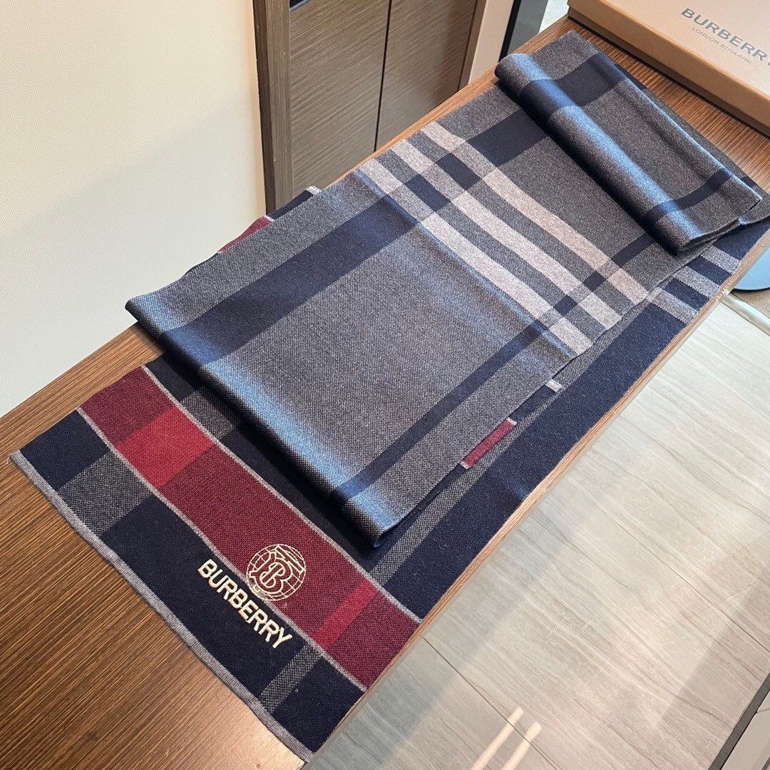 😍viP推荐👍巴宝莉专柜最新款Tb围巾【顶级羊绒围巾】。爆款哦 😘💍实物真心美 🎀针织围巾配以精美log