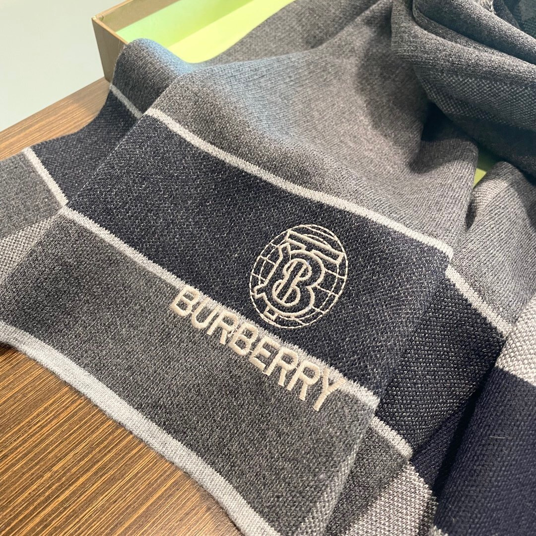 😍viP推荐👍巴宝莉专柜最新款Tb围巾【顶级羊绒围巾】。爆款哦 😘💍实物真心美 🎀针织围巾配以精美log