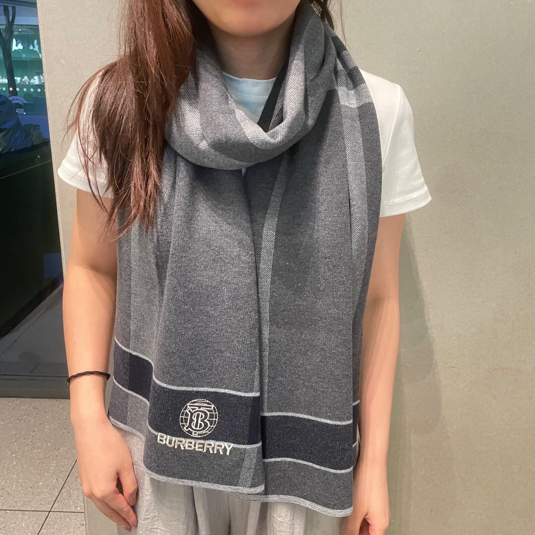😍viP推荐👍巴宝莉专柜最新款Tb围巾【顶级羊绒围巾】。爆款哦 😘💍实物真心美 🎀针织围巾配以精美log