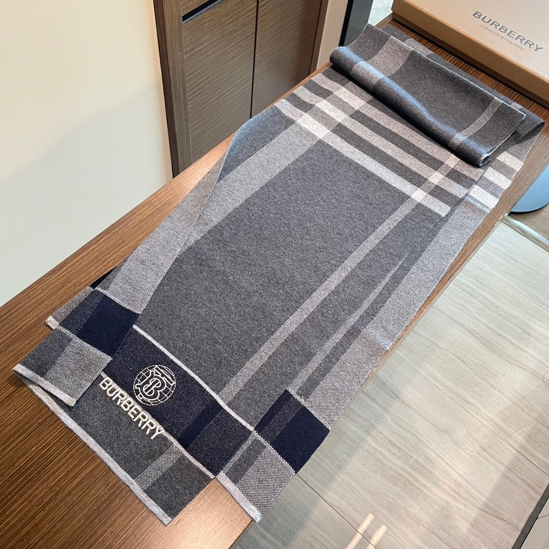 😍viP推荐👍巴宝莉专柜最新款Tb围巾【顶级羊绒围巾】。爆款哦 😘💍实物真心美 🎀针织围巾配以精美log