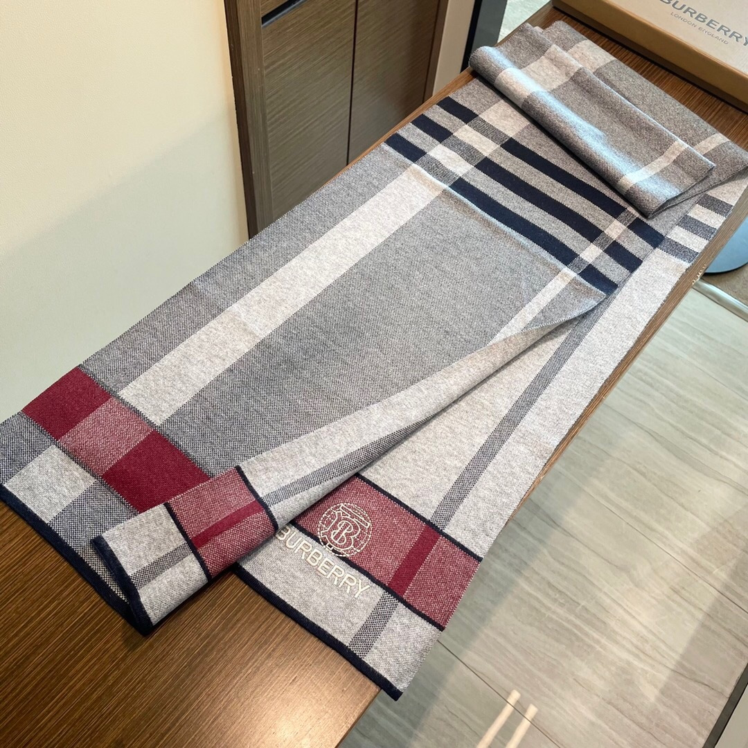 😍viP推荐👍巴宝莉专柜最新款Tb围巾【顶级羊绒围巾】。爆款哦 😘💍实物真心美 🎀针织围巾配以精美log