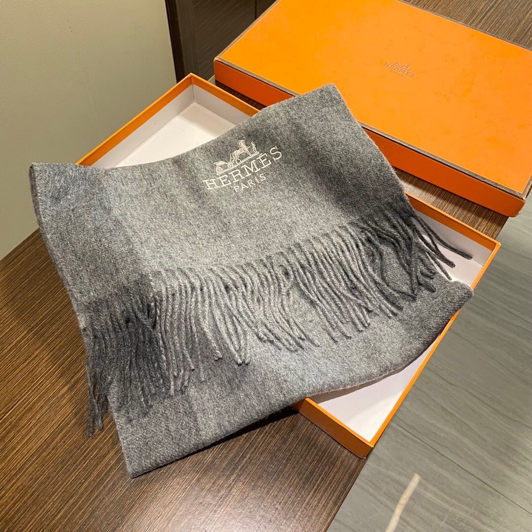 上新 爱马仕男 女款围巾且买且珍惜😍~都是出口订单所以比较难遇❤️东西讲究少而精😍好看的一定要收😎这款H