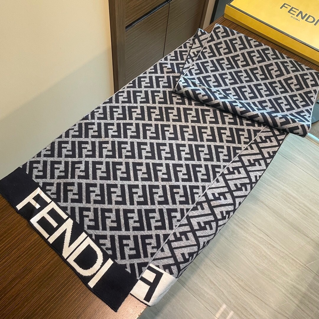 经典FF字母元素围巾，专柜也是刚上架的好玩意儿‼今年的芬迪也是起飞的架势，火的不要不要的，这款真真儿的正