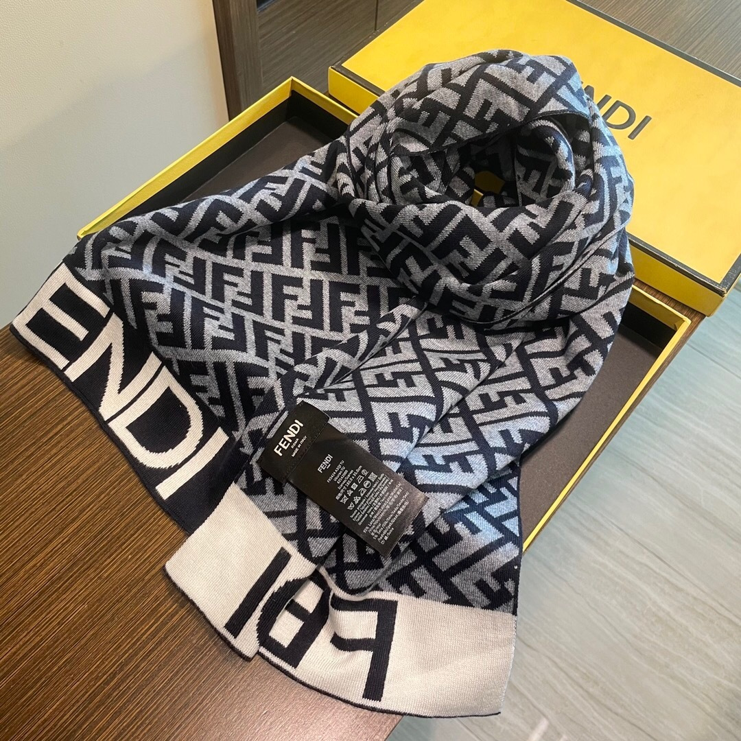 经典FF字母元素围巾，专柜也是刚上架的好玩意儿‼今年的芬迪也是起飞的架势，火的不要不要的，这款真真儿的正