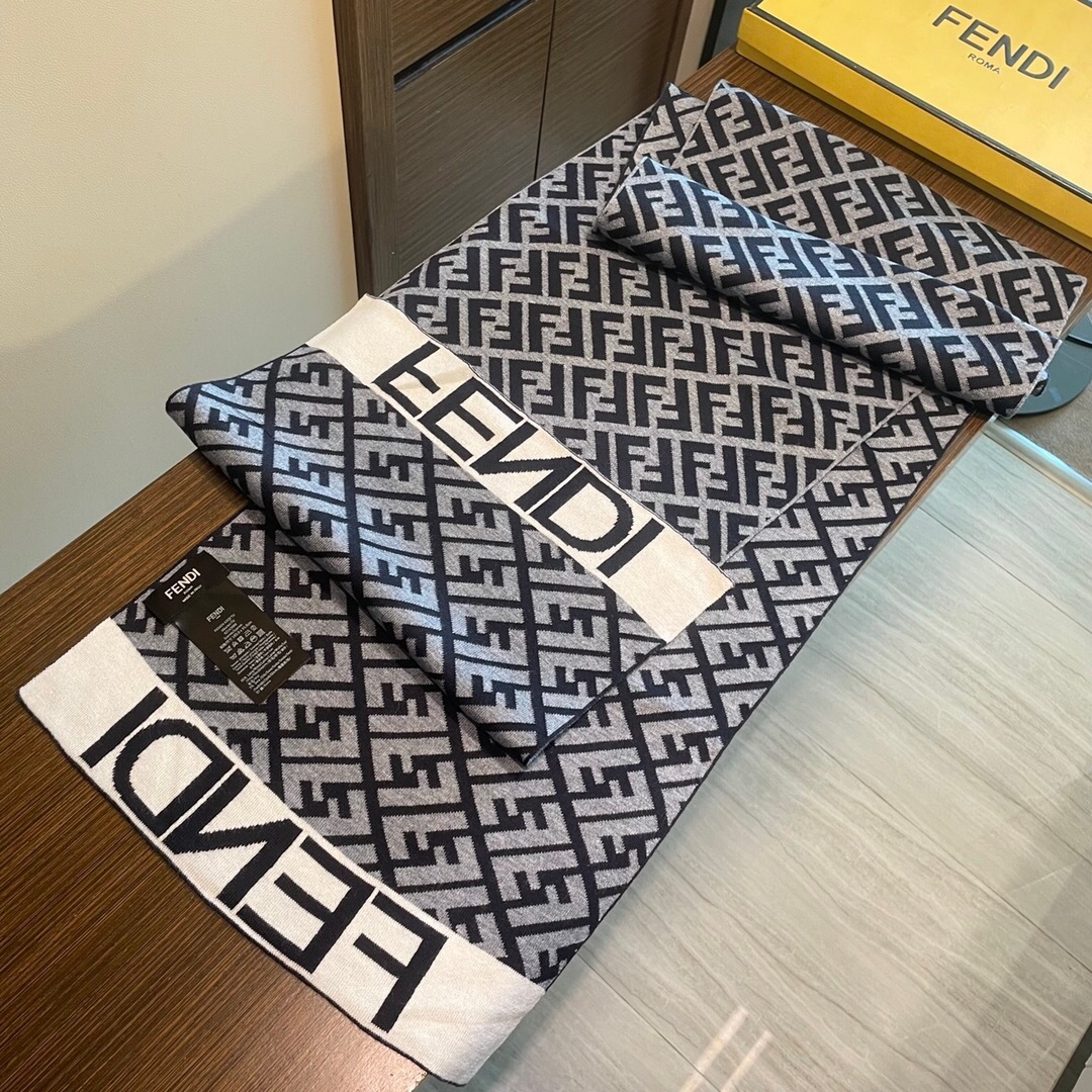 经典FF字母元素围巾，专柜也是刚上架的好玩意儿‼今年的芬迪也是起飞的架势，火的不要不要的，这款真真儿的正