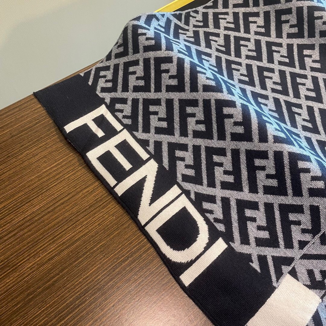 经典FF字母元素围巾，专柜也是刚上架的好玩意儿‼今年的芬迪也是起飞的架势，火的不要不要的，这款真真儿的正