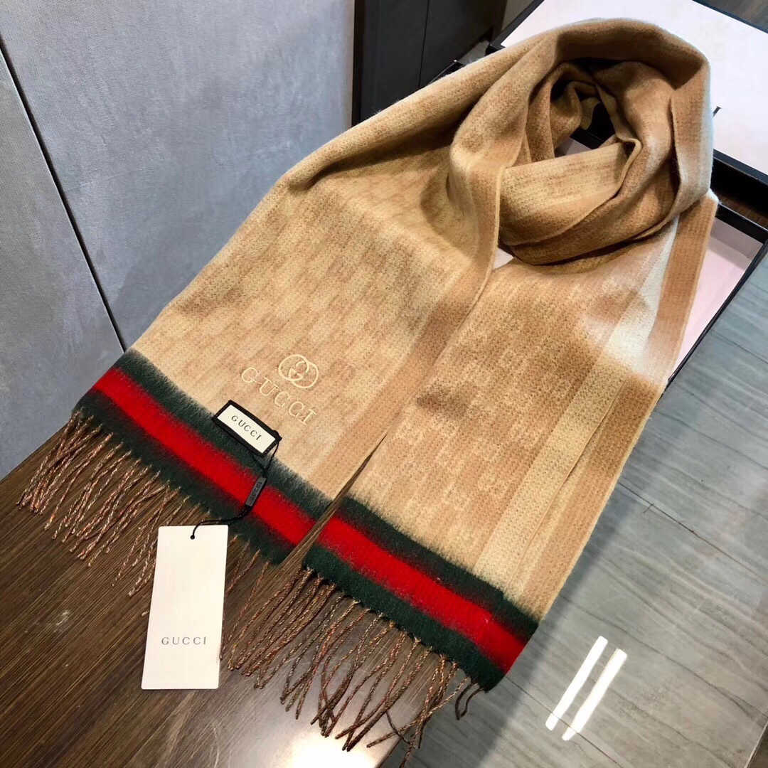 Gucci非常正的围巾~面料大爱，软糯手感，非常柔软细腻舒服‼️经典招牌GG字母元素❤️大气简约，超级好
