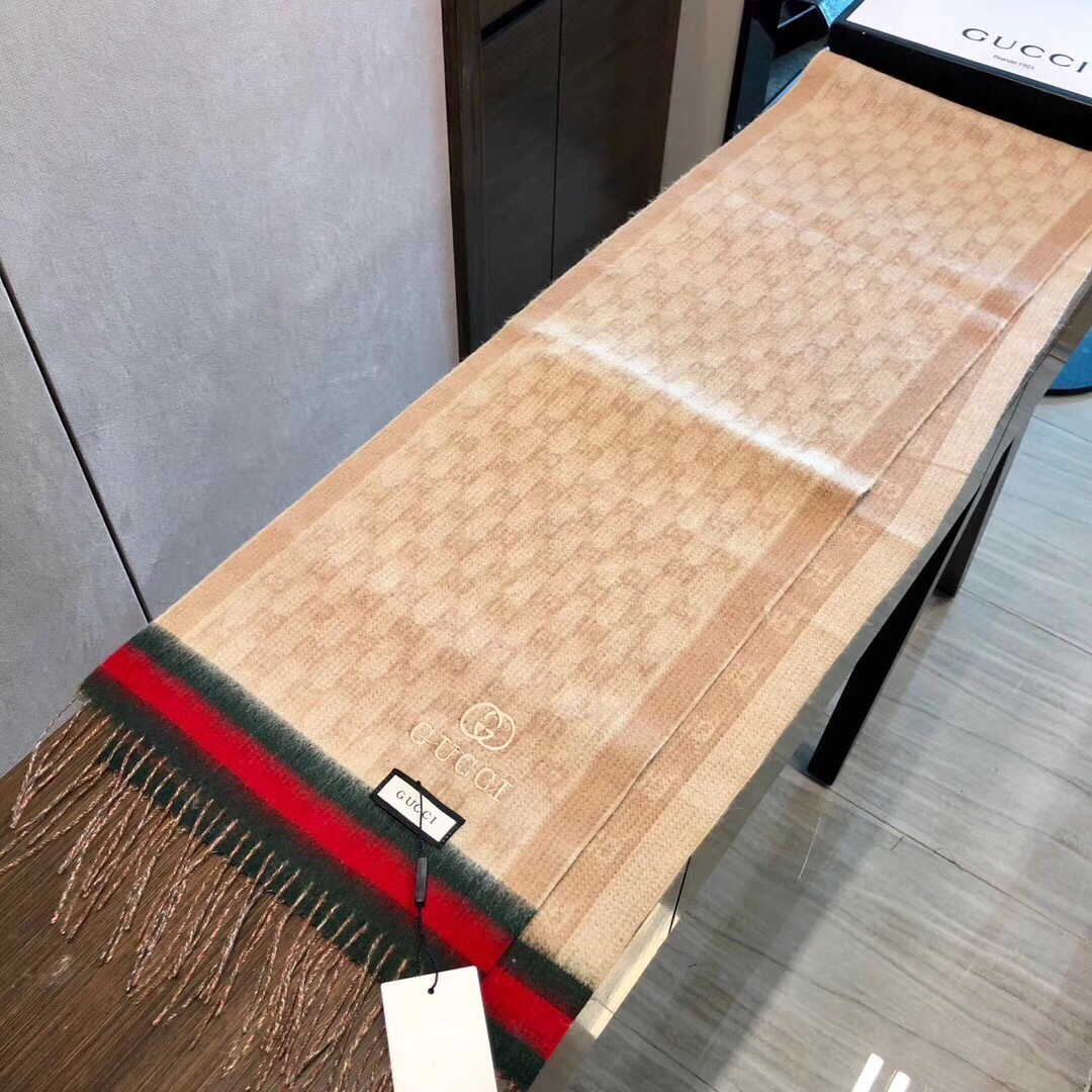 Gucci非常正的围巾~面料大爱，软糯手感，非常柔软细腻舒服‼️经典招牌GG字母元素❤️大气简约，超级好