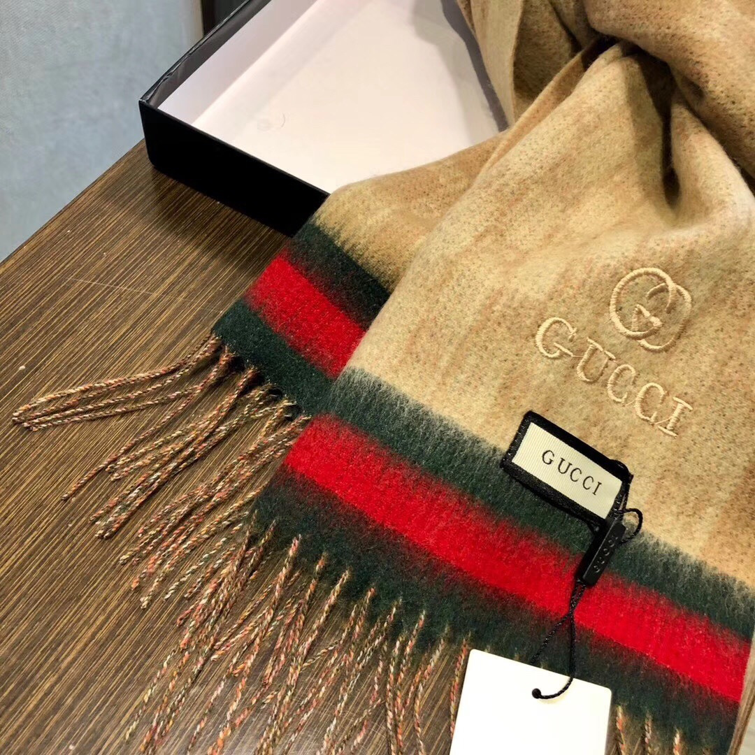 Gucci非常正的围巾~面料大爱，软糯手感，非常柔软细腻舒服‼️经典招牌GG字母元素❤️大气简约，超级好