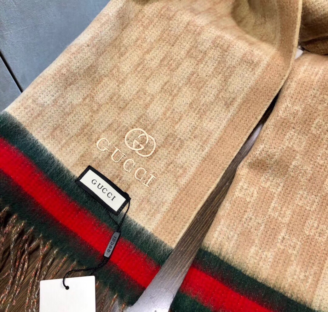 Gucci非常正的围巾~面料大爱，软糯手感，非常柔软细腻舒服‼️经典招牌GG字母元素❤️大气简约，超级好