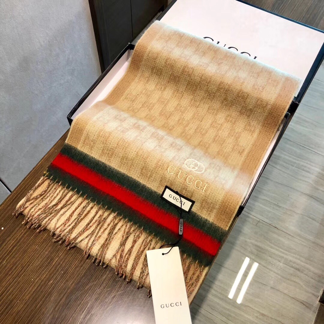 Gucci非常正的围巾~面料大爱，软糯手感，非常柔软细腻舒服‼️经典招牌GG字母元素❤️大气简约，超级好