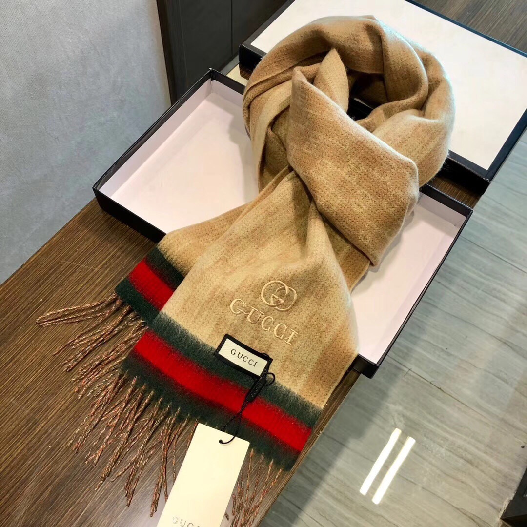 Gucci非常正的围巾~面料大爱，软糯手感，非常柔软细腻舒服‼️经典招牌GG字母元素❤️大气简约，超级好