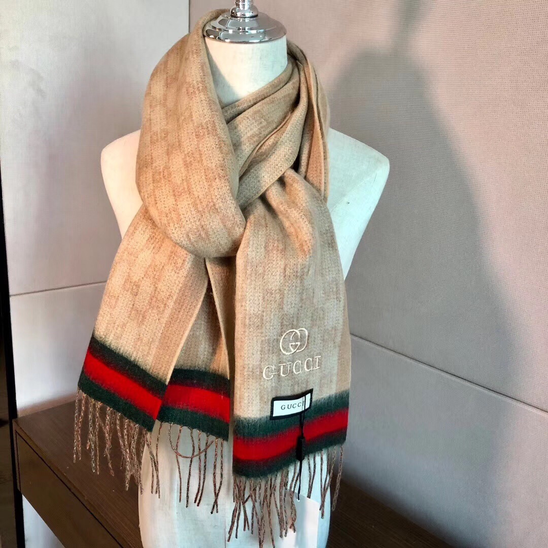Gucci非常正的围巾~面料大爱，软糯手感，非常柔软细腻舒服‼️经典招牌GG字母元素❤️大气简约，超级好