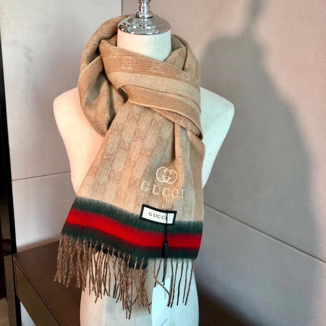 Gucci非常正的围巾~面料大爱，软糯手感，非常柔软细腻舒服‼️经典招牌GG字母元素❤️大气简约，超级好