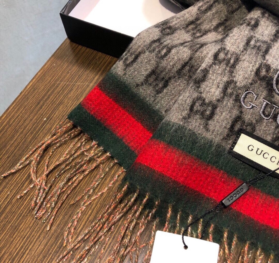 Gucci非常正的围巾~面料大爱，软糯手感，非常柔软细腻舒服‼️经典招牌GG字母元素❤️大气简约，超级好