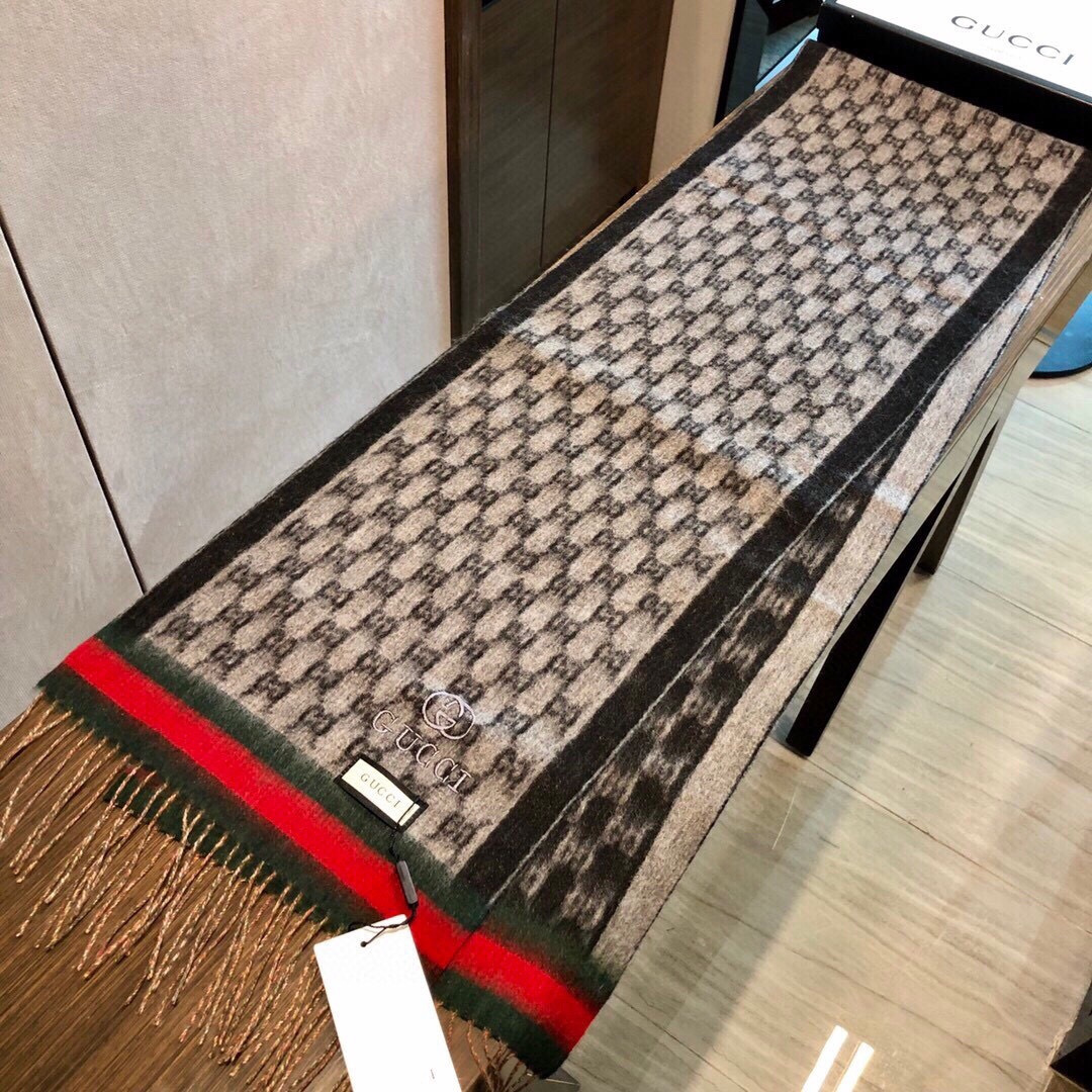 Gucci非常正的围巾~面料大爱，软糯手感，非常柔软细腻舒服‼️经典招牌GG字母元素❤️大气简约，超级好