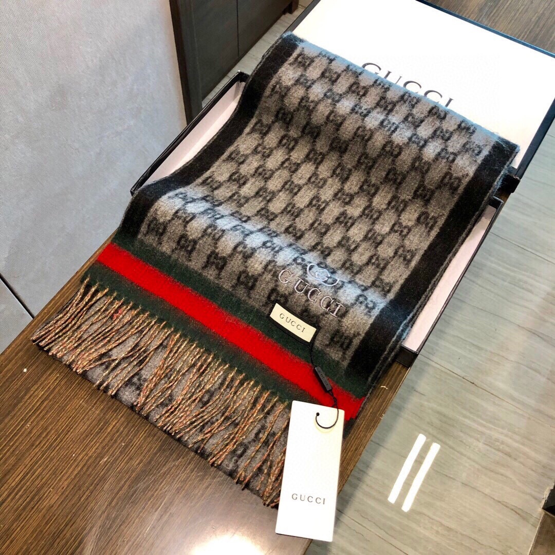 Gucci非常正的围巾~面料大爱，软糯手感，非常柔软细腻舒服‼️经典招牌GG字母元素❤️大气简约，超级好