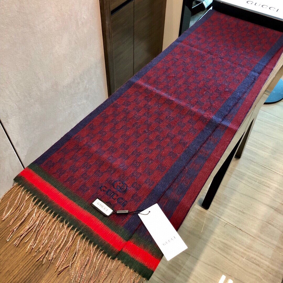 Gucci非常正的围巾~面料大爱，软糯手感，非常柔软细腻舒服‼️经典招牌GG字母元素❤️大气简约，超级好