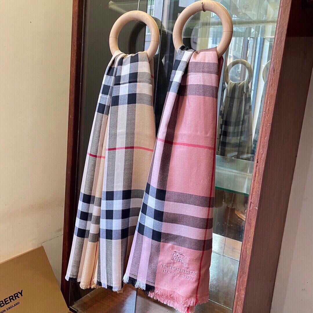 巴宝莉Burberry 经典专柜款、专柜同步 羊绒格子方巾现货秒发 衣柜必备经典款VIP推荐！！！早秋经