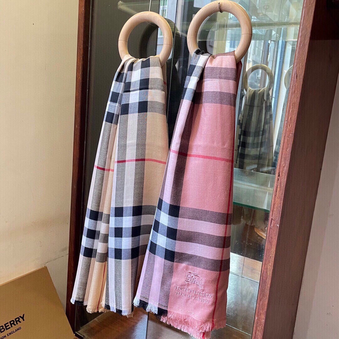 巴宝莉Burberry 经典专柜款、专柜同步 羊绒格子方巾现货秒发 衣柜必备经典款VIP推荐！！！早秋经