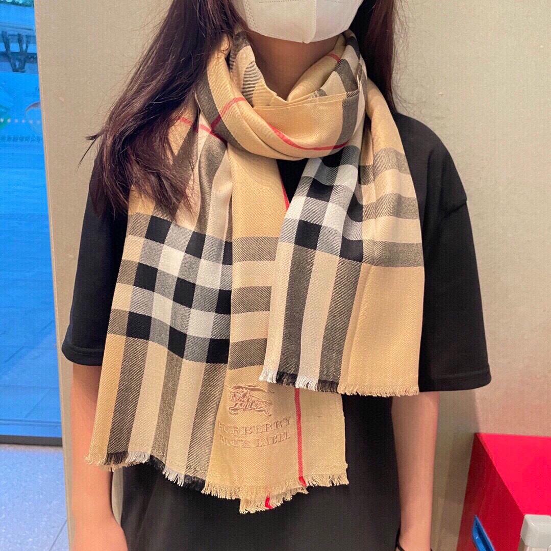 巴宝莉Burberry 经典专柜款、专柜同步 羊绒格子方巾现货秒发 衣柜必备经典款VIP推荐！！！早秋经