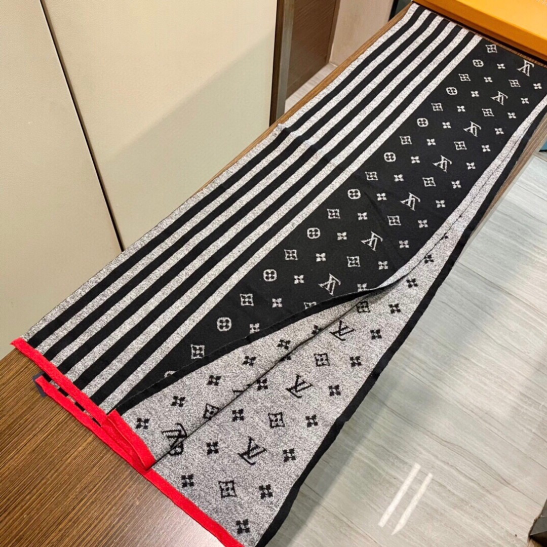 怒推走量新款🎊重磅推荐🎊LV官网最新款💥 针织羊绒材质。非常保暖👑 柔软亲肤，不扎脖😍经典素色围巾设计😘