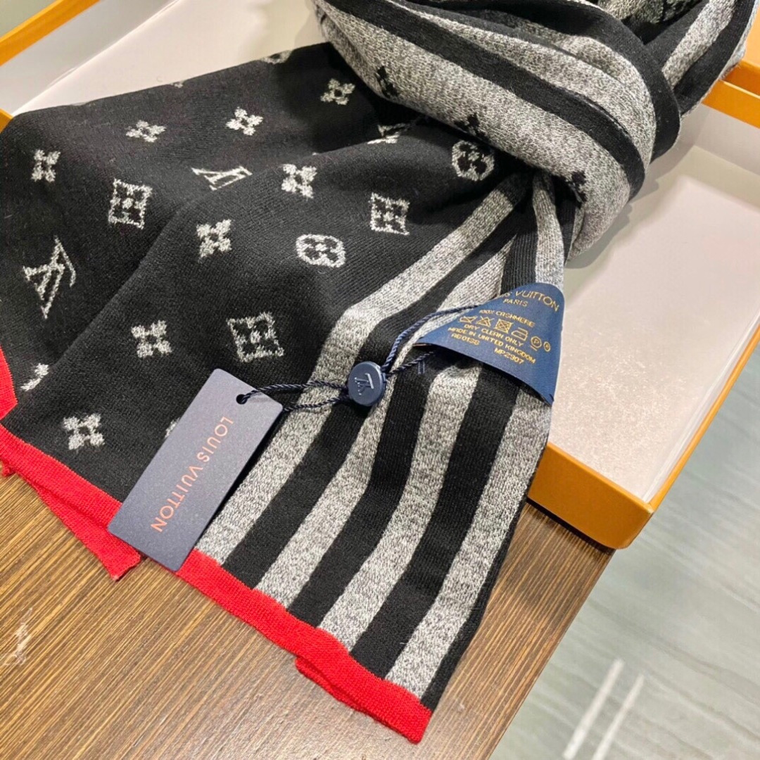 怒推走量新款🎊重磅推荐🎊LV官网最新款💥 针织羊绒材质。非常保暖👑 柔软亲肤，不扎脖😍经典素色围巾设计😘