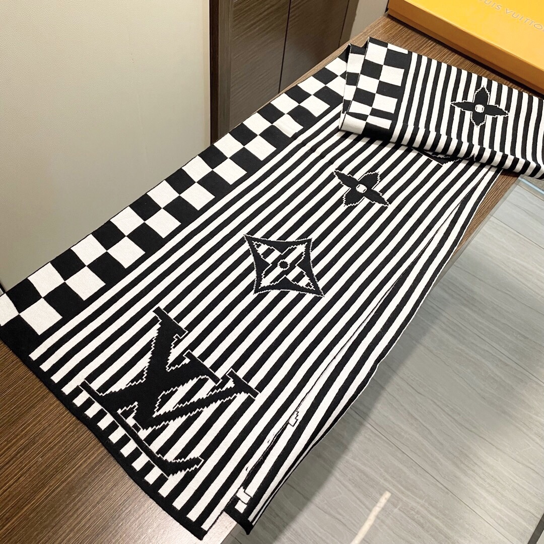 LV【男女围巾】怒赞自留，难得的高端货！家属福利！非常正的围巾~面料大爱，非常柔软细腻舒服，大气简约，超