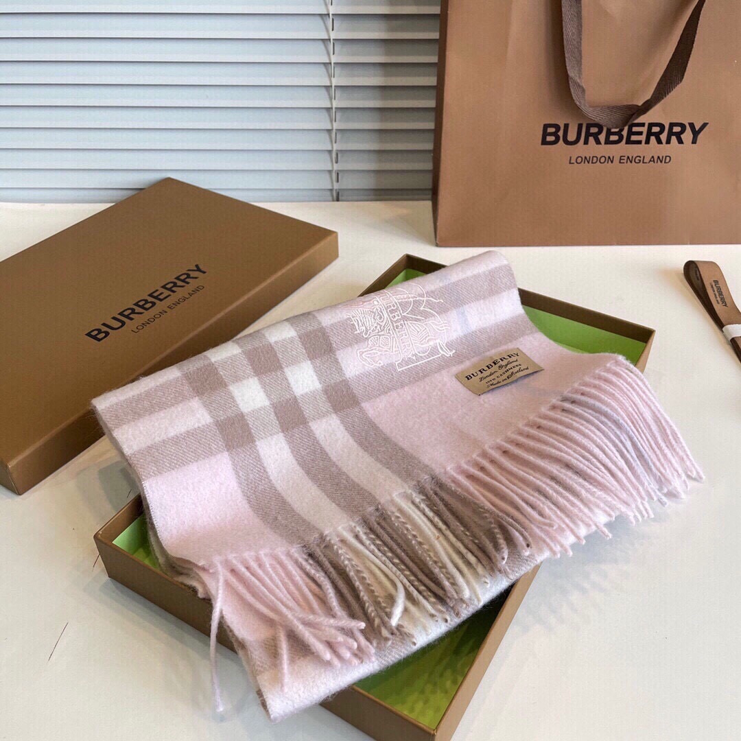 王牌口碑burberry经典羊绒格子围巾‼专柜最新品相，目前专柜都换上了新标👍经典中的经典.全品相‼其他