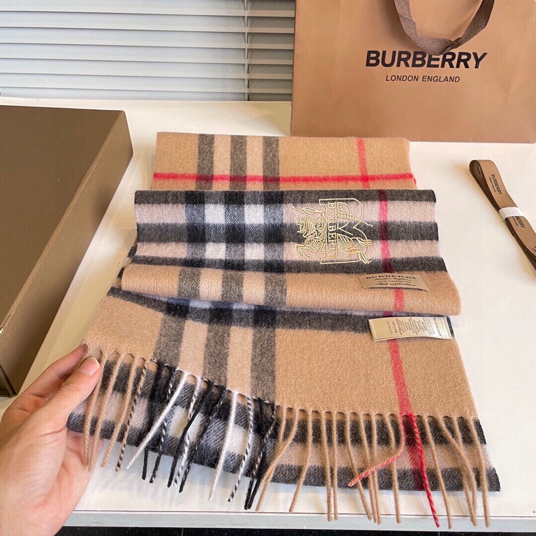 王牌口碑burberry经典羊绒格子围巾‼专柜最新品相，目前专柜都换上了新标👍经典中的经典.全品相‼其他